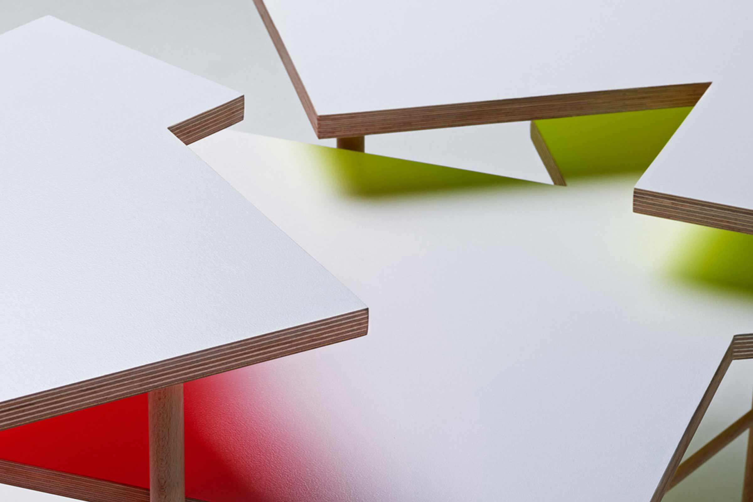 Plusieurs tables blanches avec des cadres en bois et des dessous colorés