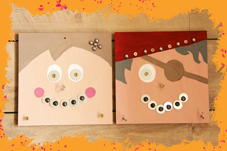 Deux porte-manteaux pour enfants avec des motifs d'un enfant et d'un pirate