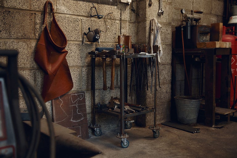 Werkstatt-Szene mit Werkzeugen, Amboss und Schutzkleidung