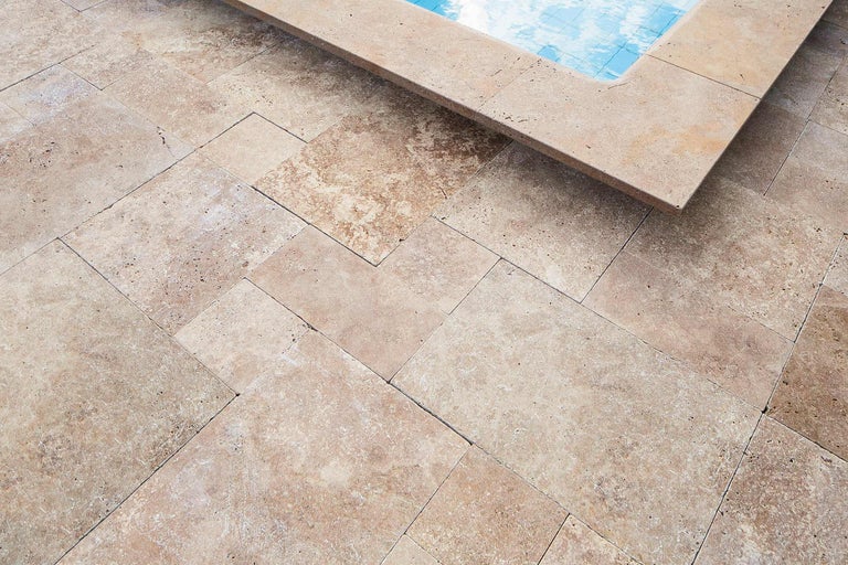 Pavés en travertin autour d'une piscine