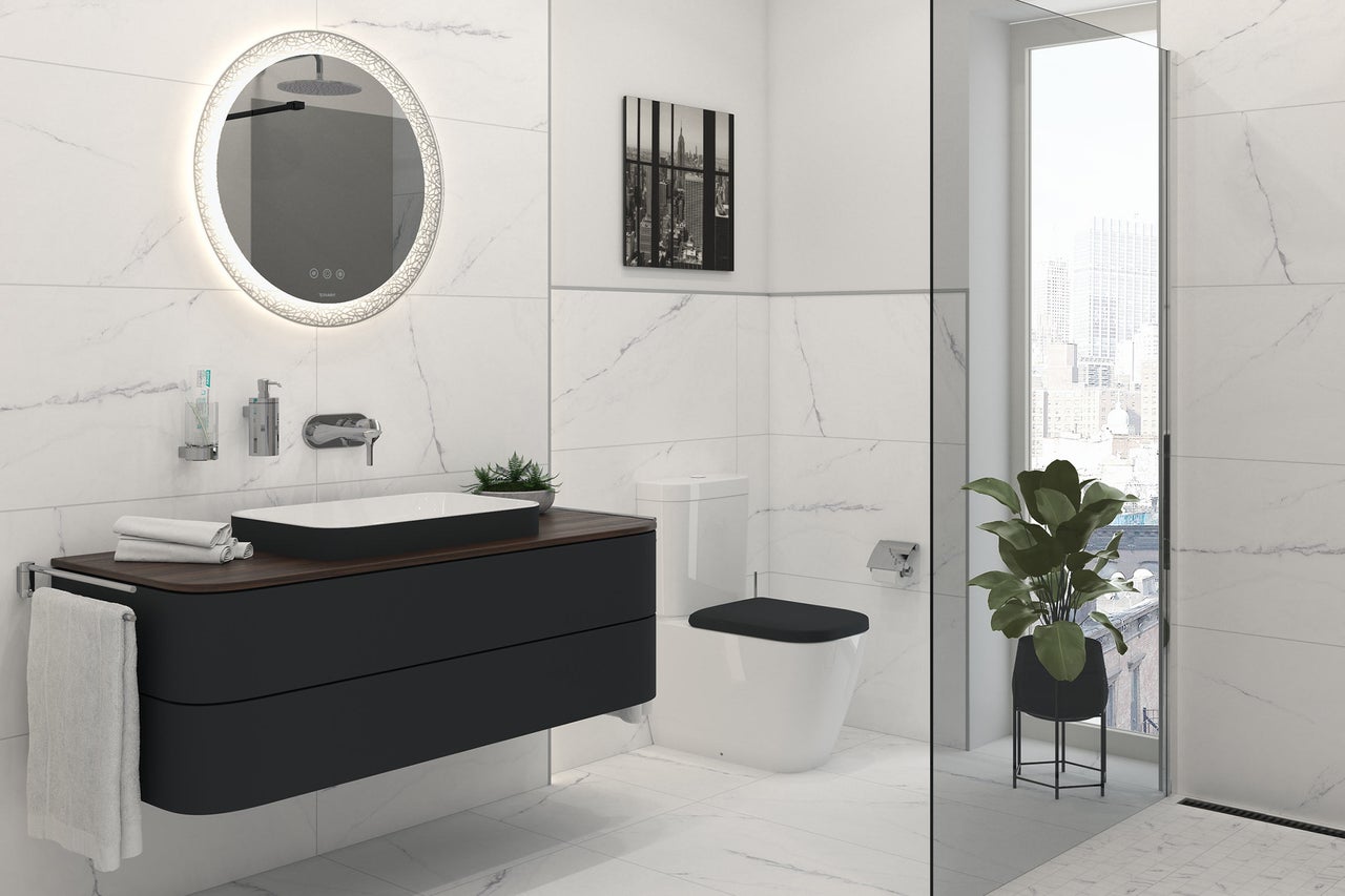 Salle de bain moderne avec meuble-lavabo, miroir avec éclairage et toilettes