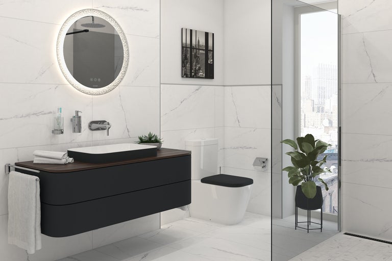 Modernes Badezimmer mit Waschtisch, Spiegel mit Beleuchtung und Toilette