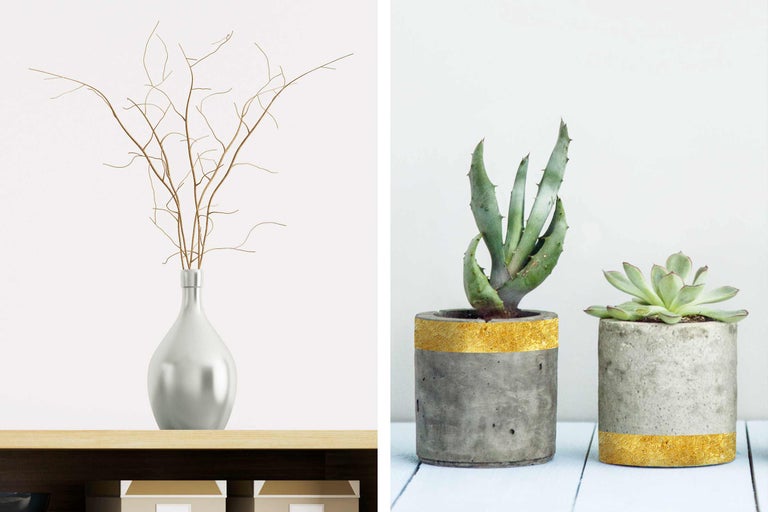 Dekorative Szene mit Vase und Ästen sowie zwei Sukkulenten in Beton Blumentöpfen.