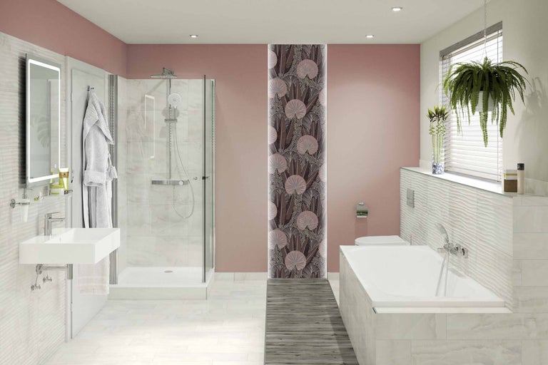 Helles Badezimmer mit Dusche, Waschbecken, Badewanne und floral gemusterter Wand
