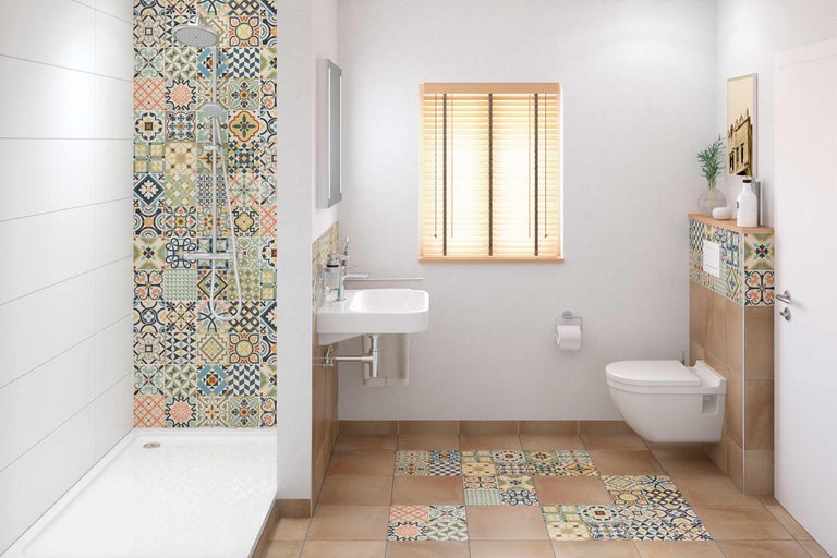 Salle de bain avec douche, lavabo, toilettes et carrelage à motifs