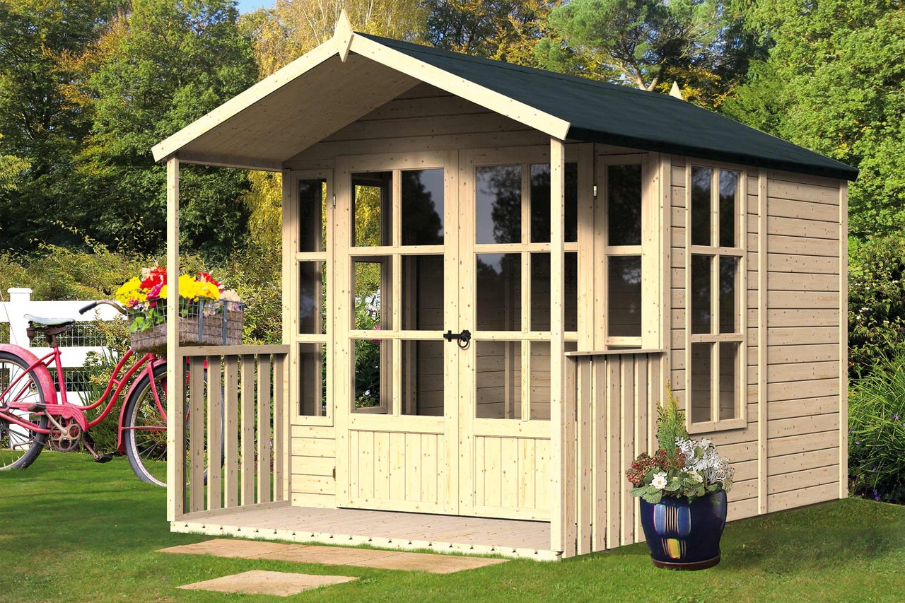 Abri de jardin en bois avec véranda, fenêtres et porte dans le jardin.