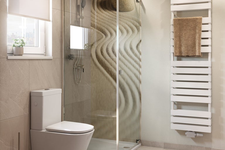 Badezimmer mit Toilette, Dusche mit Motiv und Heizkörper mit Handtuch