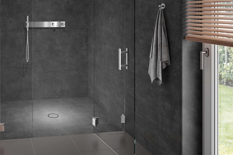 Moderne Dusche mit Glastür, Handtuch und Fenster mit Jalousie.