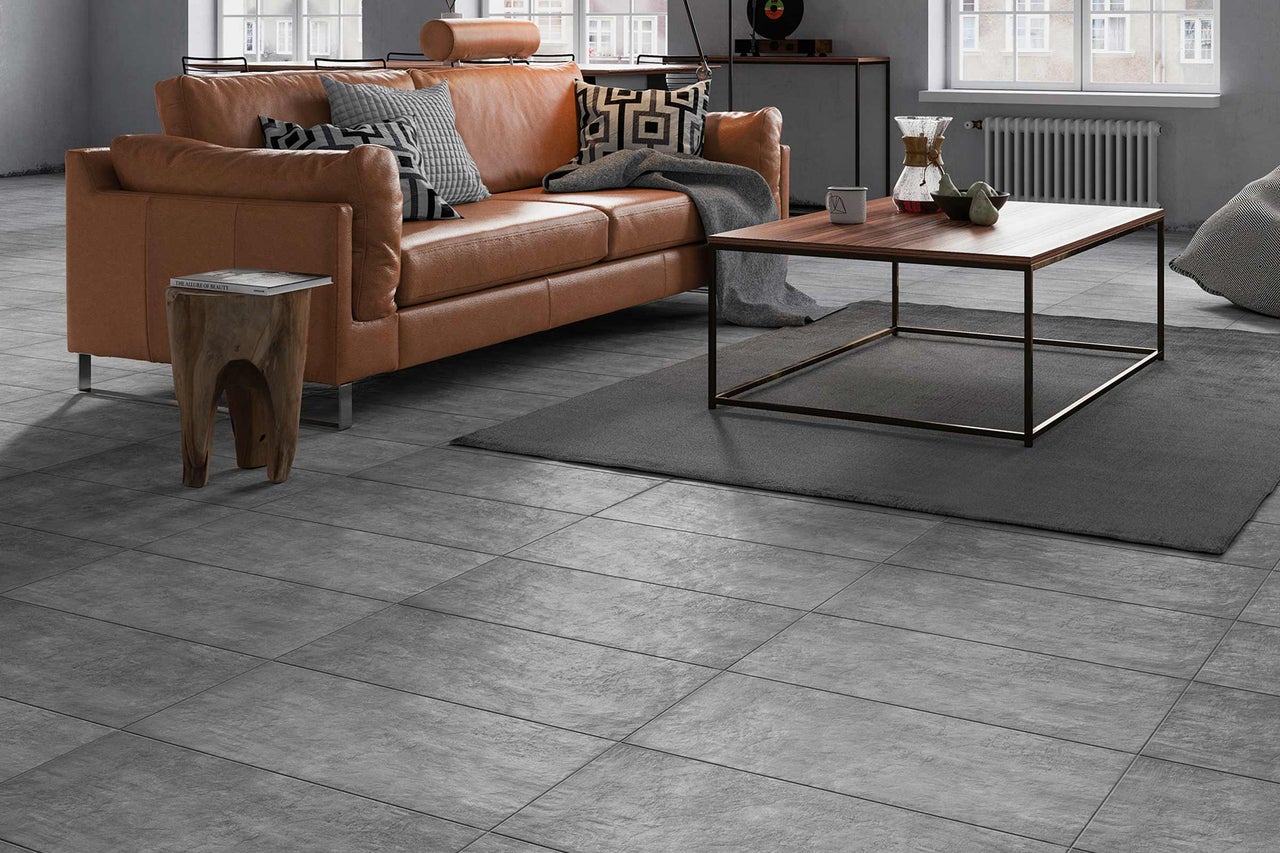 Salon avec canapé en cuir, table basse et carrelage