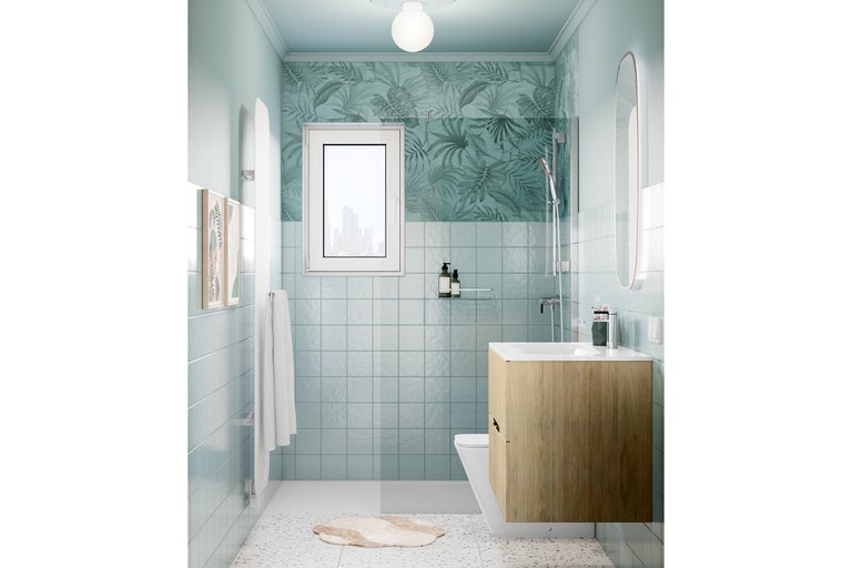 Salle de bains moderne et lumineuse avec carrelage mural bleu clair, papier peint botanique, meuble sous-lavabo en bois et douche à l'italienne.