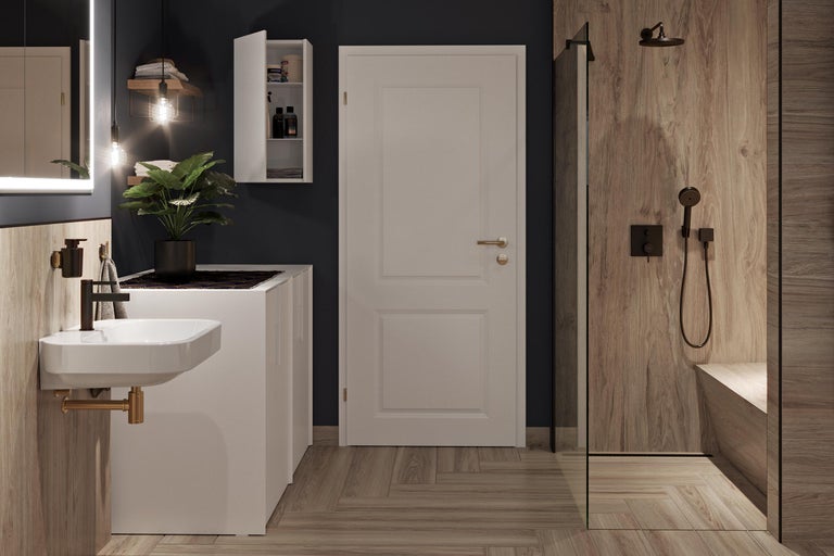 Salle de bains moderne avec lavabo, armoire de toilette, douche et plancher en bois