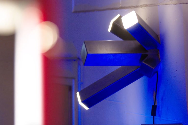 Applique murale avec design abstrait et éclairage LED au mur