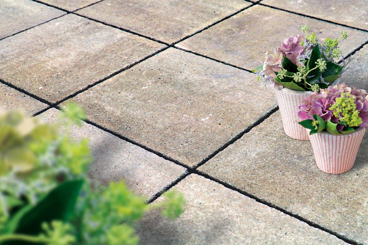 Pavés sur une terrasse avec deux pots de fleurs