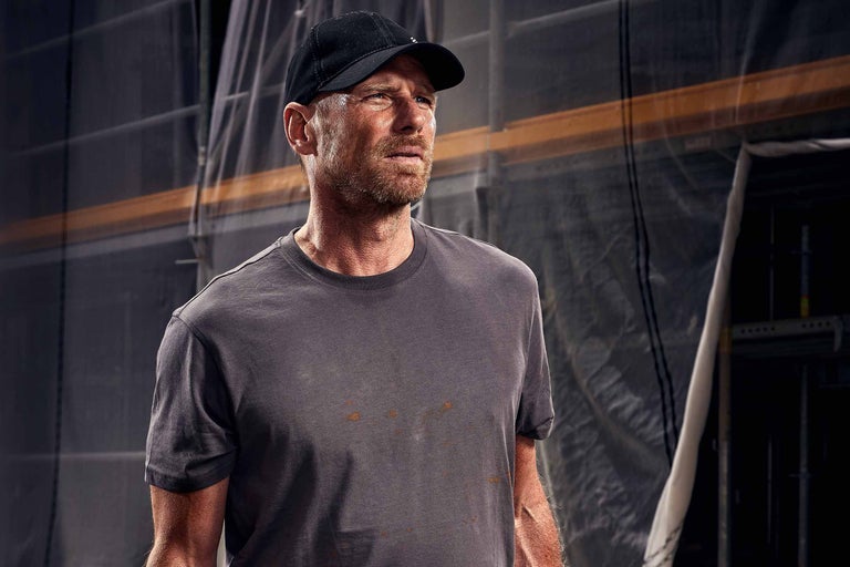 Artisan avec casquette et T-shirt sur un chantier