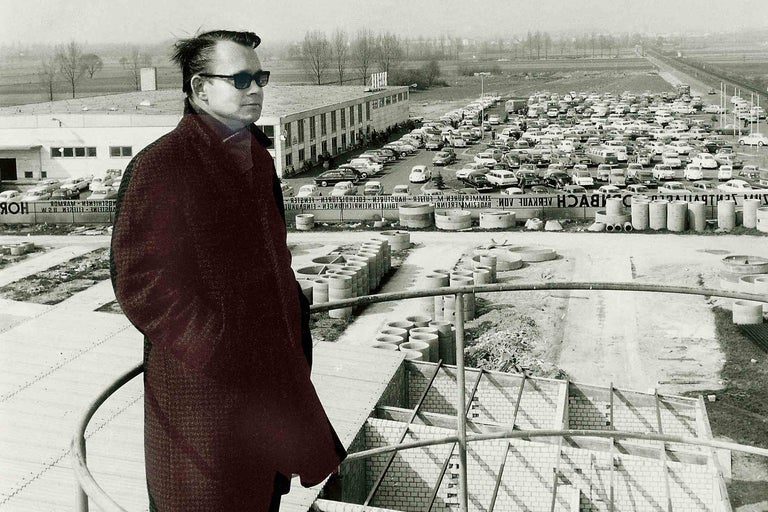 Historisches Foto eines Hornbach Geländes mit Rohren, Parkplatz und Gebäude