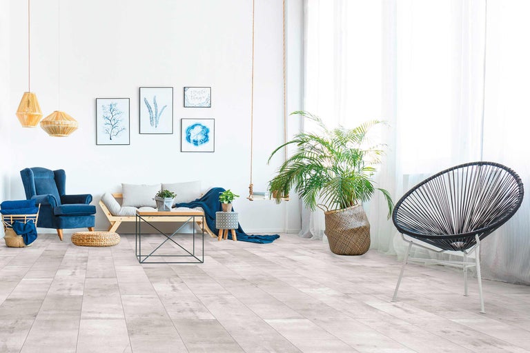 Séjour lumineux avec fauteuil, canapé, table et sol en vinyle