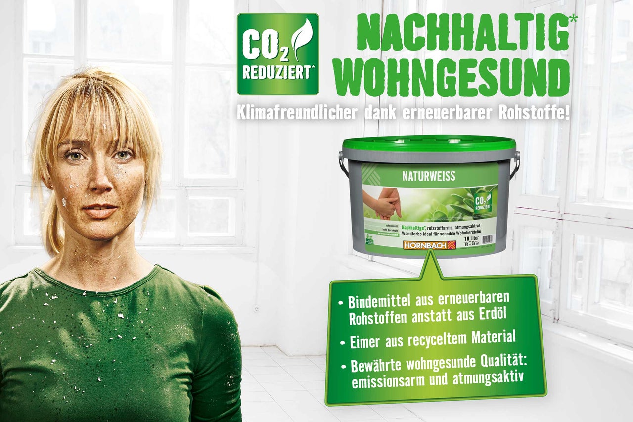 Frau mit Farbe und Eimer emissionsarmer Naturweiss Wandfarbe von Hornbach