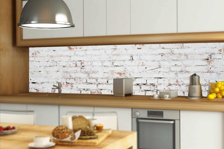 Crédence de cuisine aspect brique blanche dans une cuisine