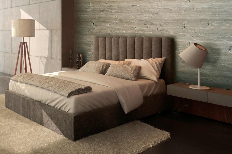 Schlafzimmer mit Bett, Nachttisch und Lampen