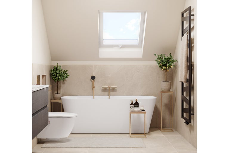 Salle de bains moderne et lumineuse sous les combles avec baignoire en îlot, WC suspendu, fenêtre de toit et sèche-serviettes.