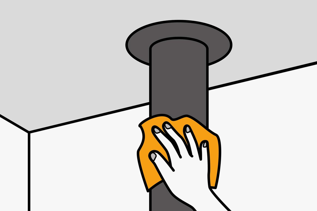 Reinigung eines Ofenrohrs mit einem Tuch