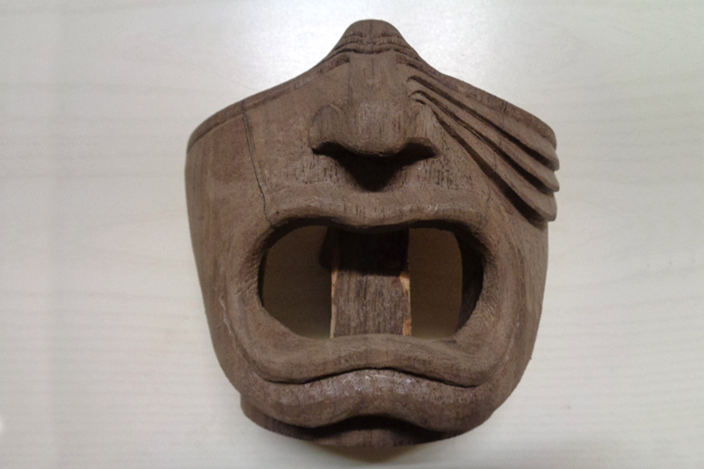 Geschnitzte Holzmaske mit Mund