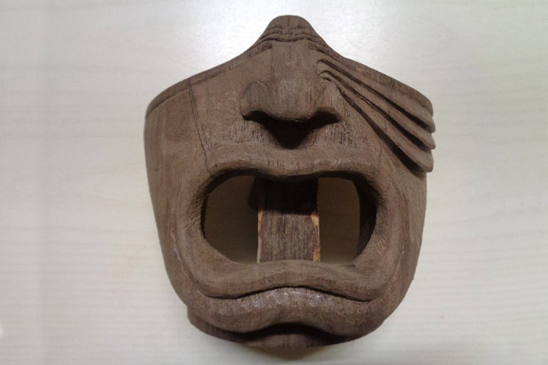 Masque en bois sculpté avec bouche