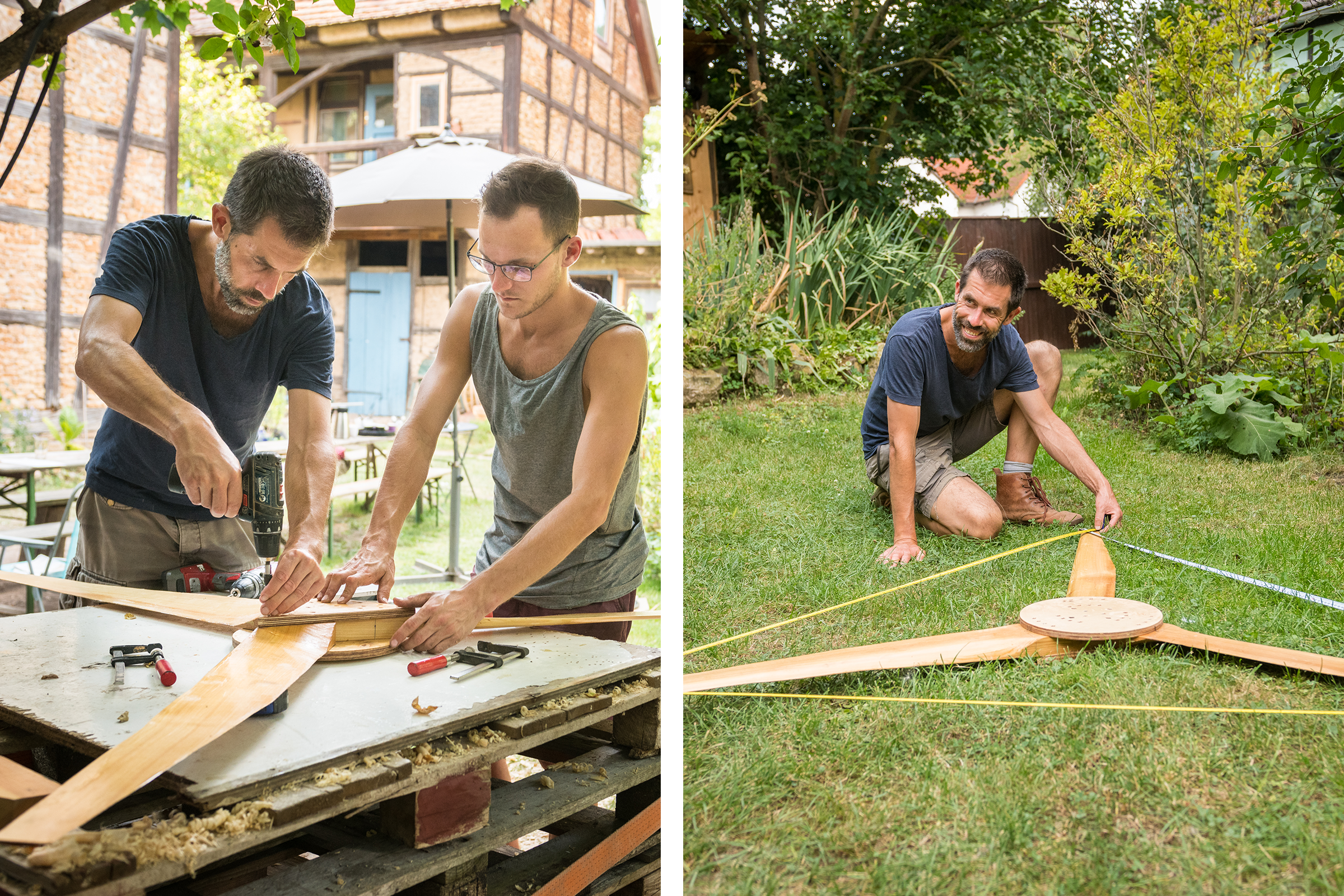 Zwei Männer bauen eine Windkraftanlage im Garten. Einer misst die Rotorblätter, während der andere die Teile zusammenschraubt.
