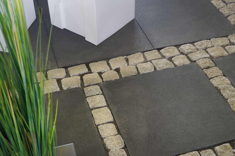 Terrasse avec pavés et pavés décoratifs