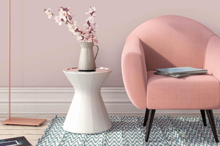 Scène de salon avec fauteuil, table d'appoint et vase de fleurs