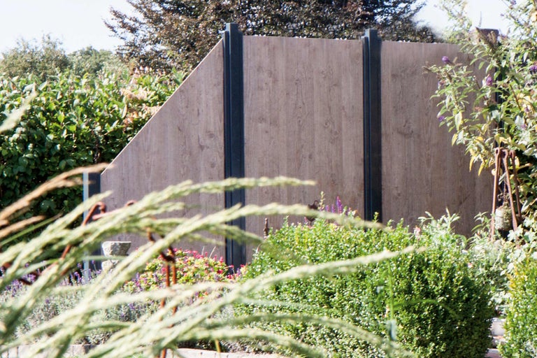 Clôture en bois dans un jardin avec des plantes