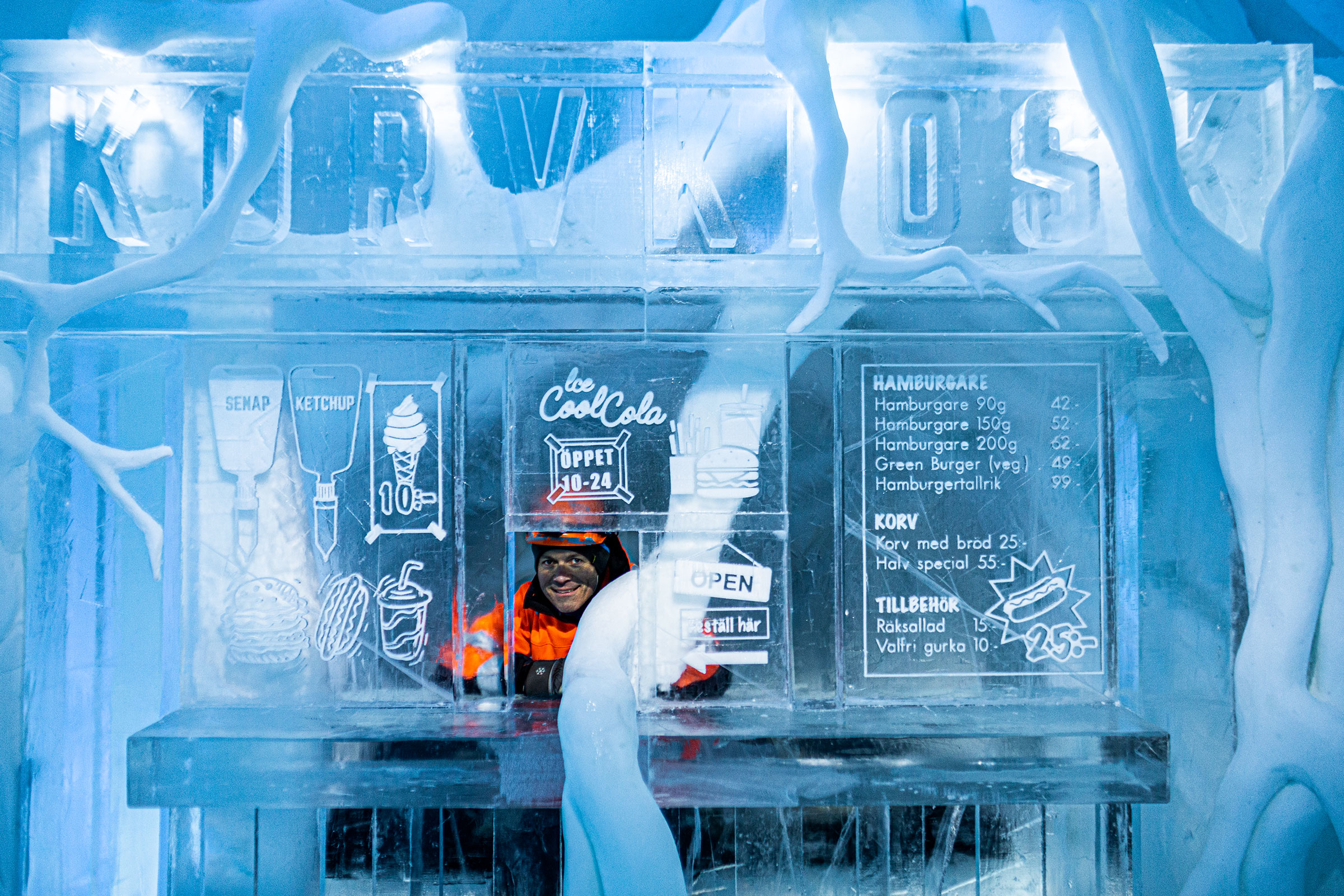 Eisbar mit Speisekarte und einer Person, die Bestellungen entgegennimmt