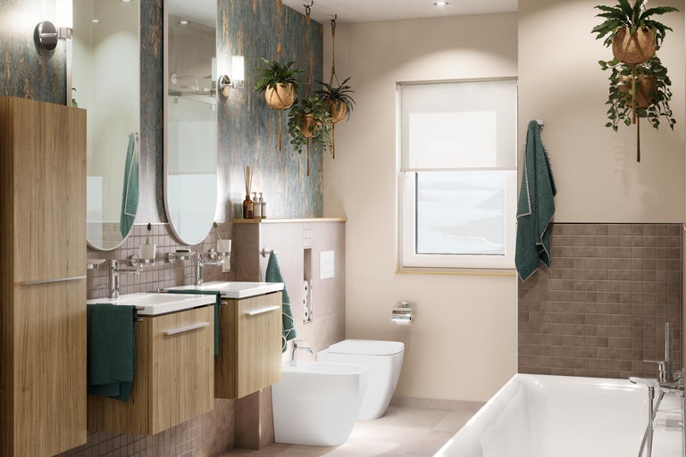 Badezimmer mit Waschtischen, Spiegeln, Toilette, Bidet und Badewanne sowie Zimmerpflanzen
