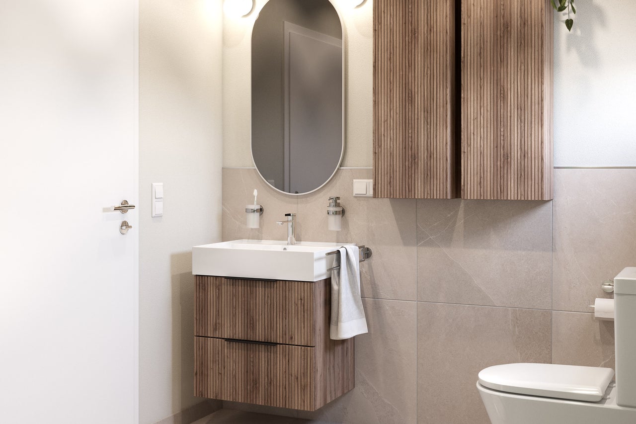 Salle de bain moderne avec lavabo, miroir et armoire suspendue