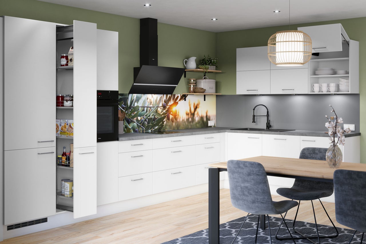 Cuisine lumineuse avec armoires blanches, hotte aspirante, évier et table à manger avec chaises