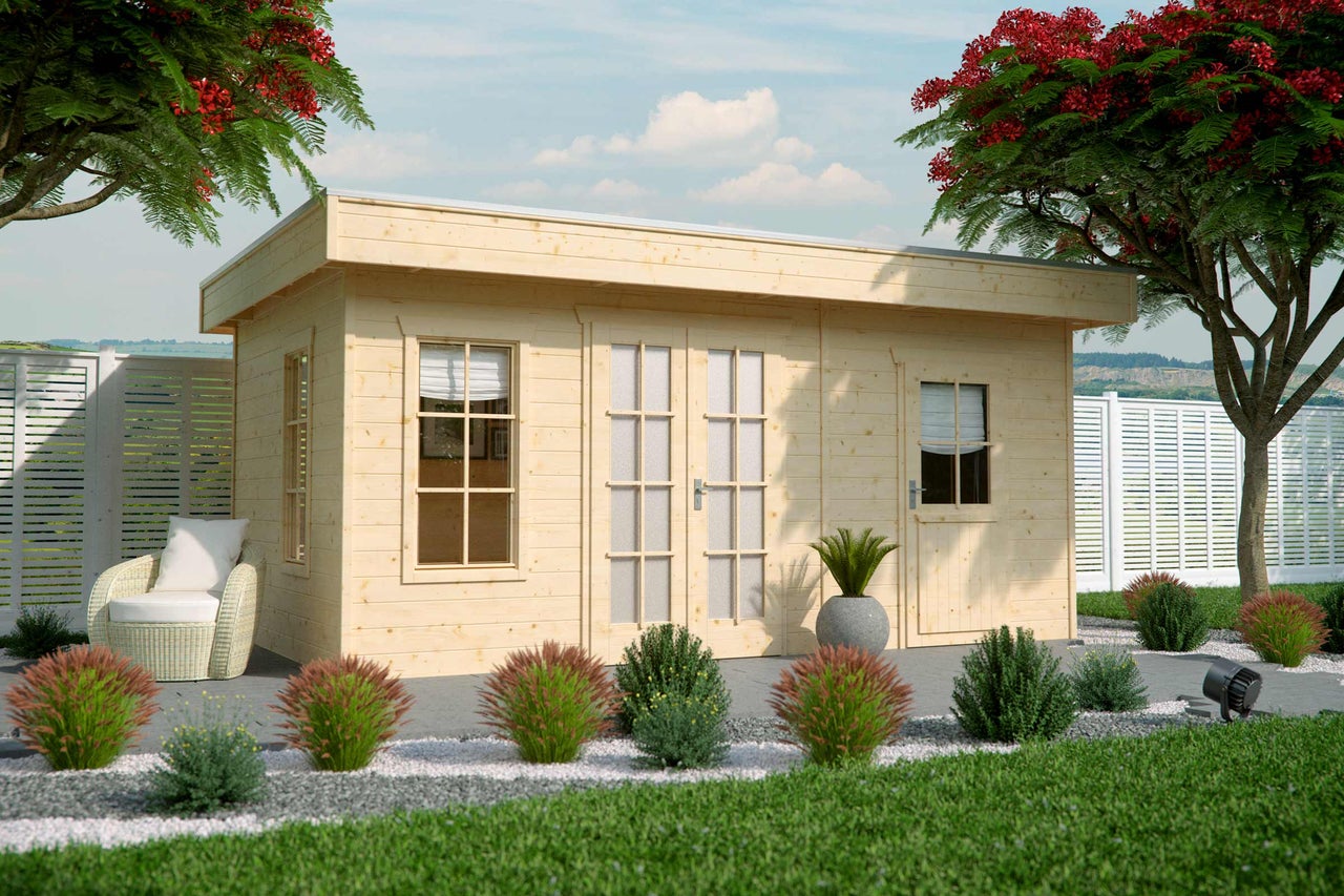 Abri de jardin en bois avec double porte, fenêtres et paysage de jardin environnant