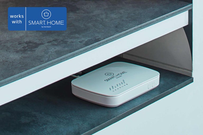 Centrale Smart Home dans l'étagère