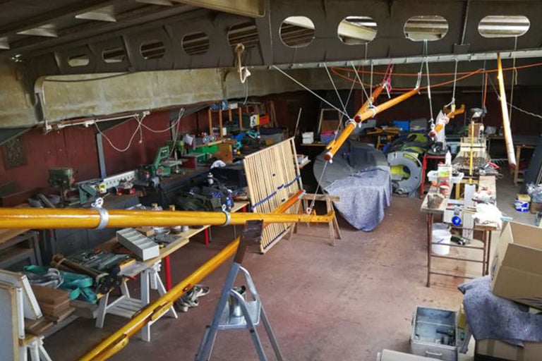 Werkstatt mit Werkzeugen und Baumaterialien