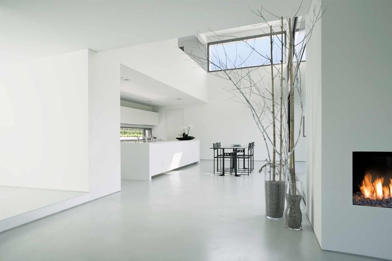 Intérieur lumineux avec cuisine, table à manger et décoration dans des vases en verre