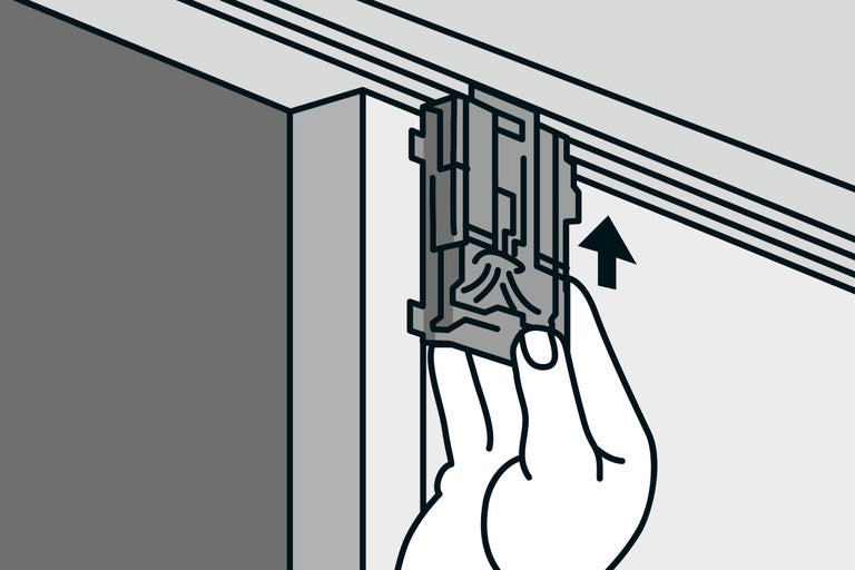Illustration einer Hand, die ein Bauteil in eine Schiene schiebt.