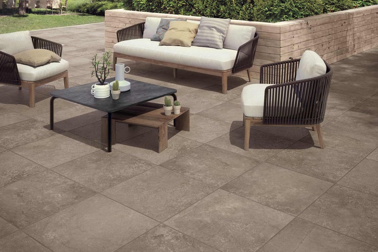 Terrasse avec dalles de terrasse, mobilier de jardin et plantes décoratives