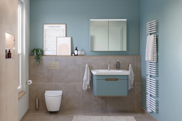 Salle de bain lumineuse avec WC, lavabo, armoire de toilette et radiateur