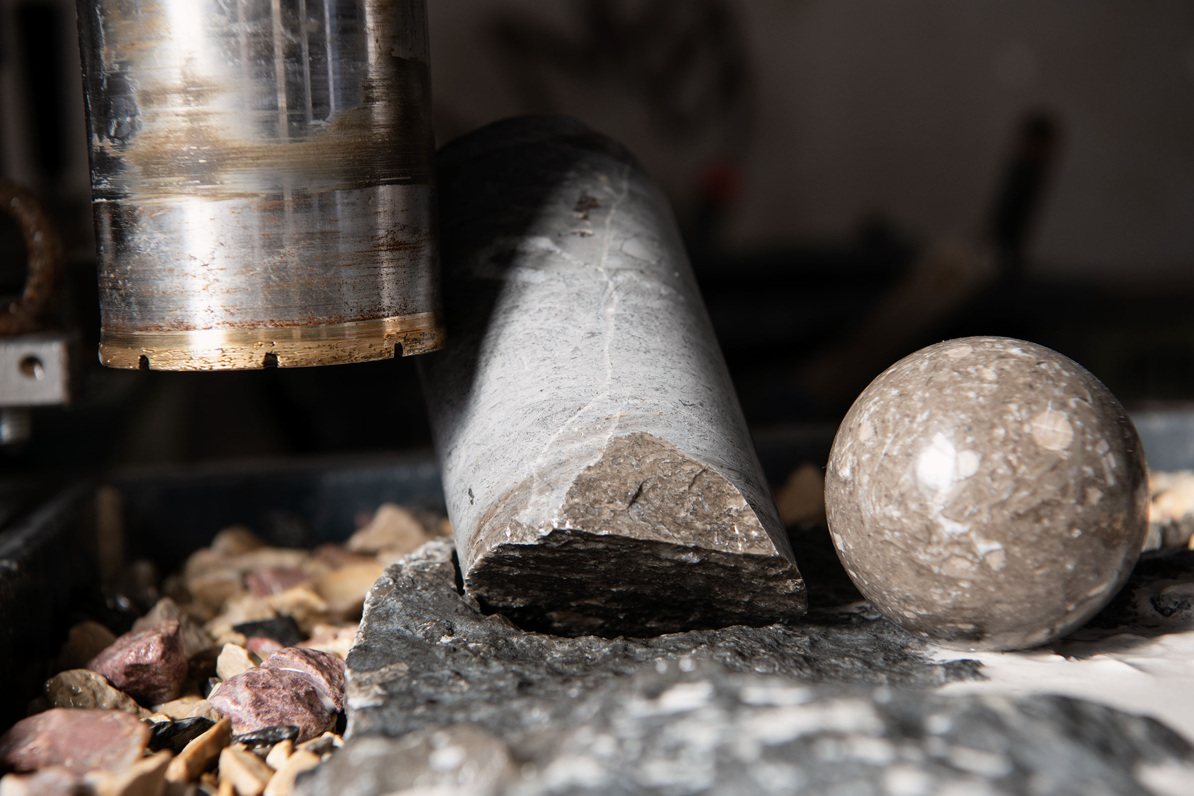 Diamantbohrkrone mit Gesteinsbohrkern und Gesteinskugel