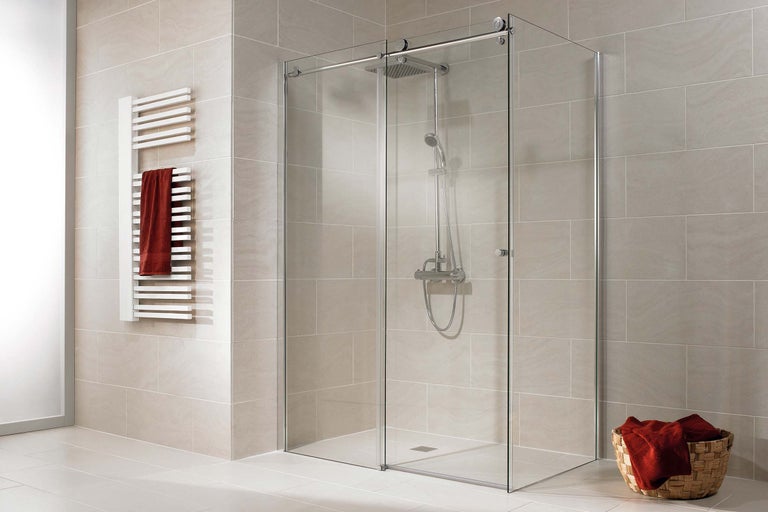 Douche à l'italienne en verre avec sèche-serviettes dans la salle de bain
