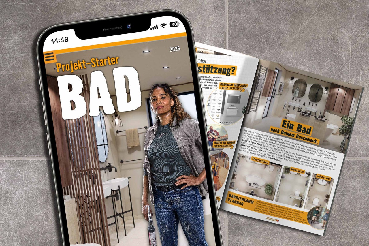 Smartphone présentant le lanceur de projet de salle de bains Hornbach avec une femme devant une salle de bains et une brochure présentant des exemples d'aménagement de salle de bains.