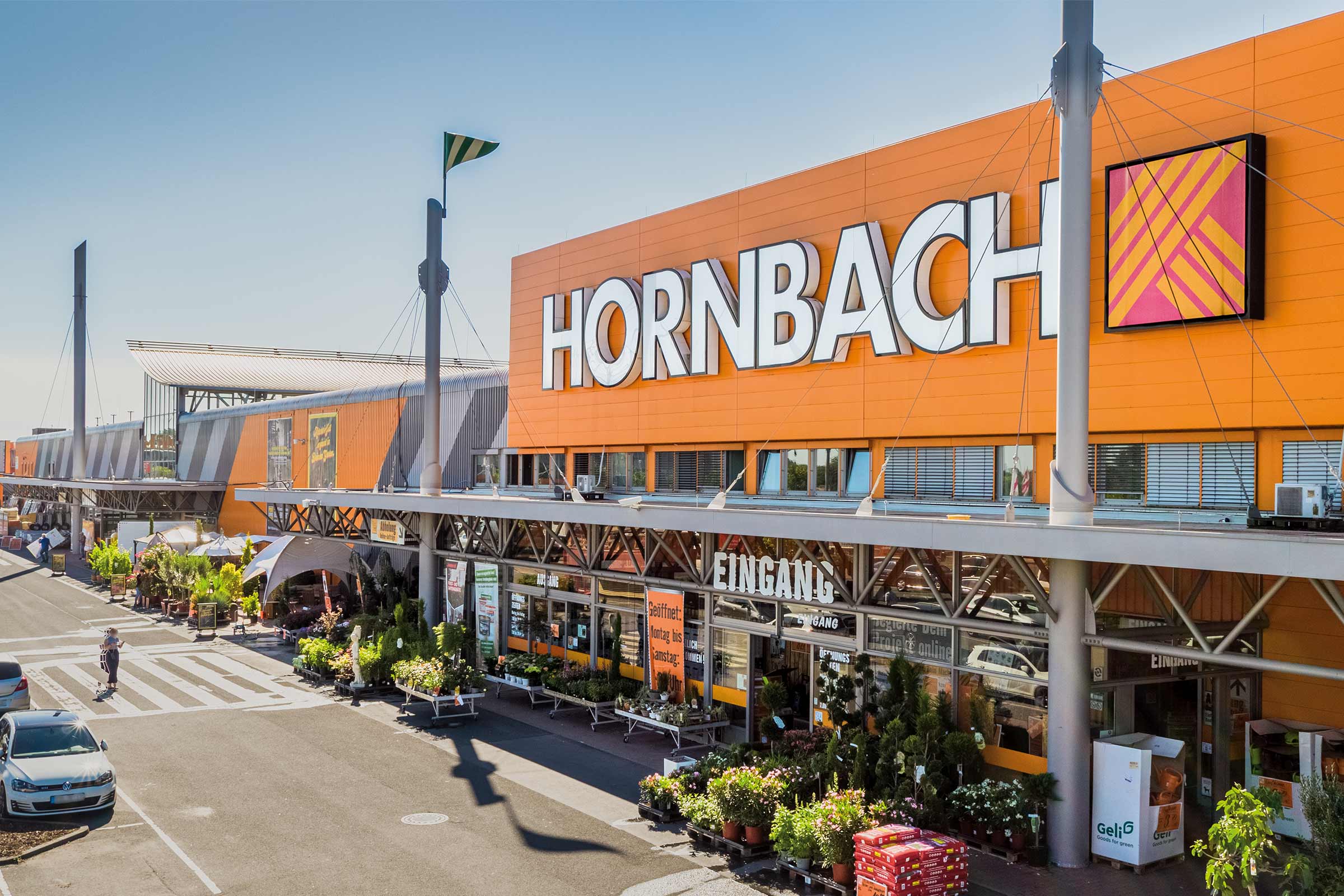 Aussenansicht eines Hornbach Baumarkts mit Eingangsbereich und Parkplatz