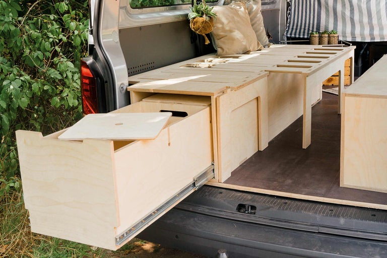 Innenausbau eines Lieferwagens mit Bett und Schubladen aus Holz