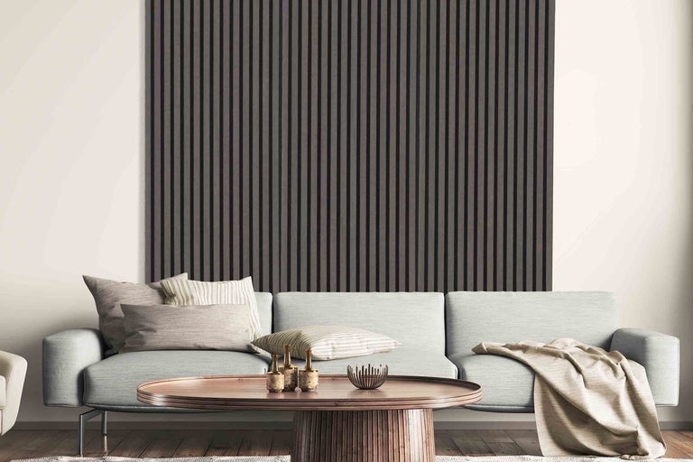 Salon avec panneaux acoustiques au mur, canapé et table basse