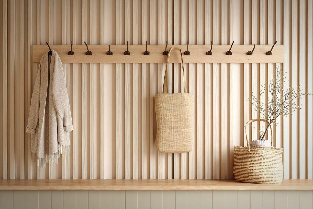 Penderie avec veste, sac et décoration murale