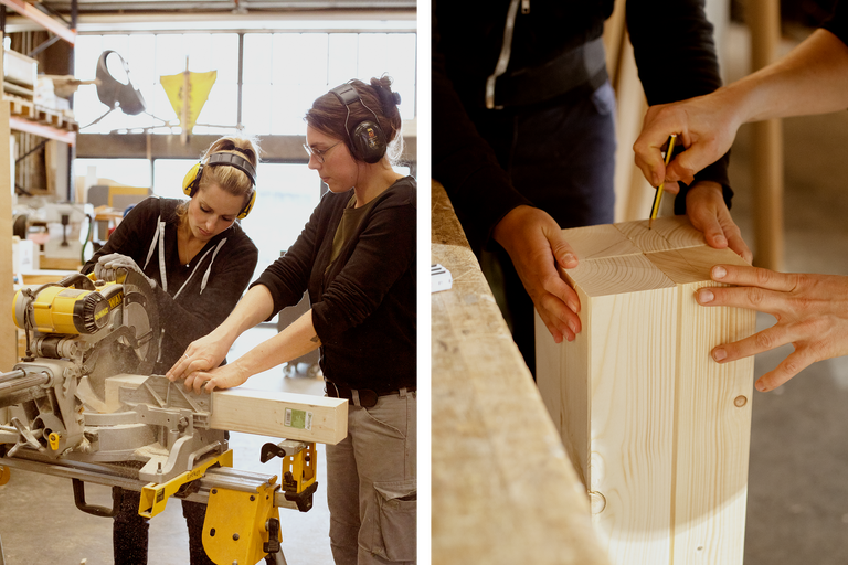 Deux femmes travaillent sur une pièce de bois avec une scie à onglet et un crayon.